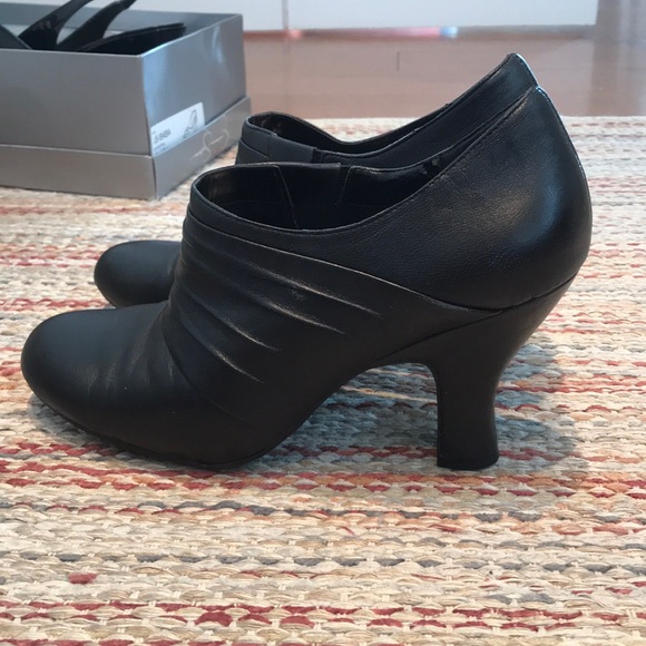 Black booties with heel - Picture 2 of 2